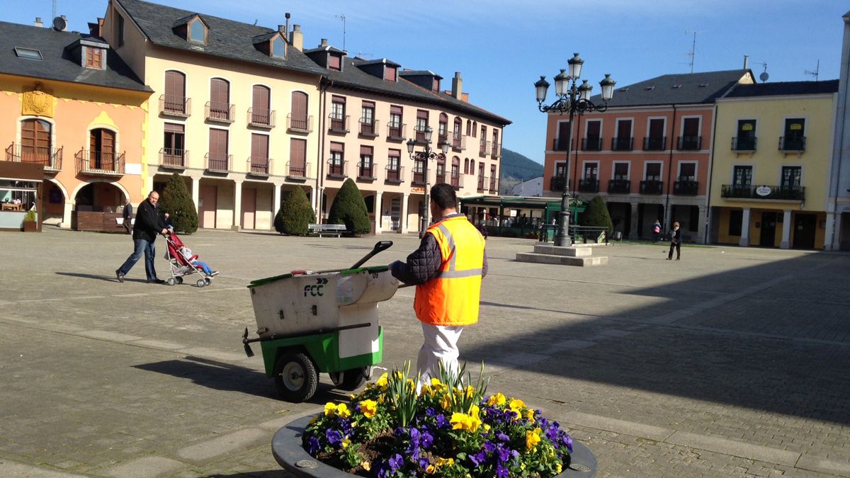 Los trabajadores de las basuras viven su primer día de huelga controlando los servicios mínimos.