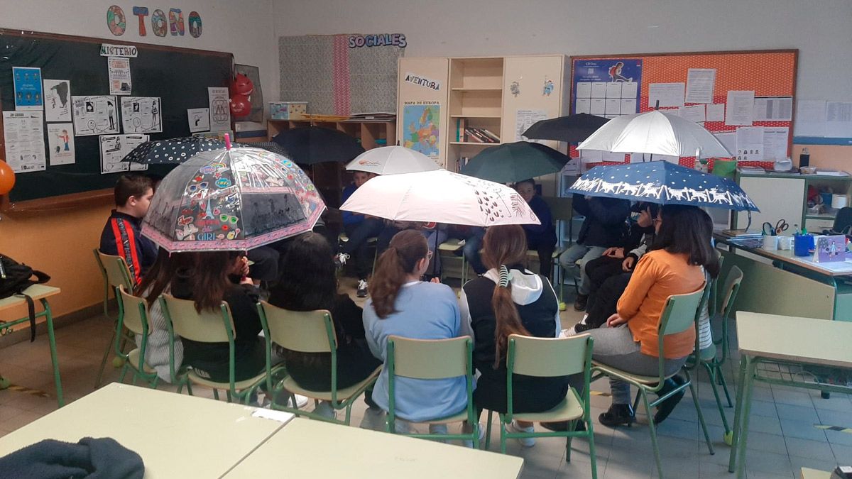 Goteras en el CEIP San Claudio el pasado mes de octubre. | L.N.C.