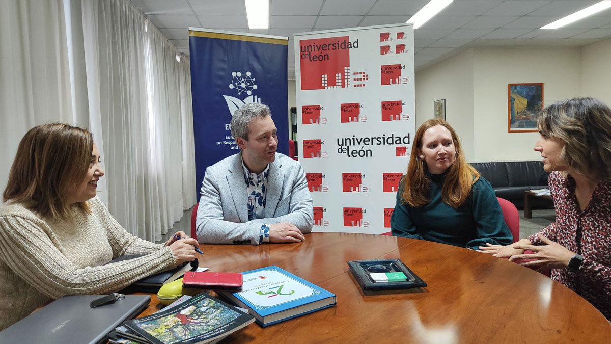 Reunión de los docentes belgas con los ponferradinos y la vicerrectora del Campus.