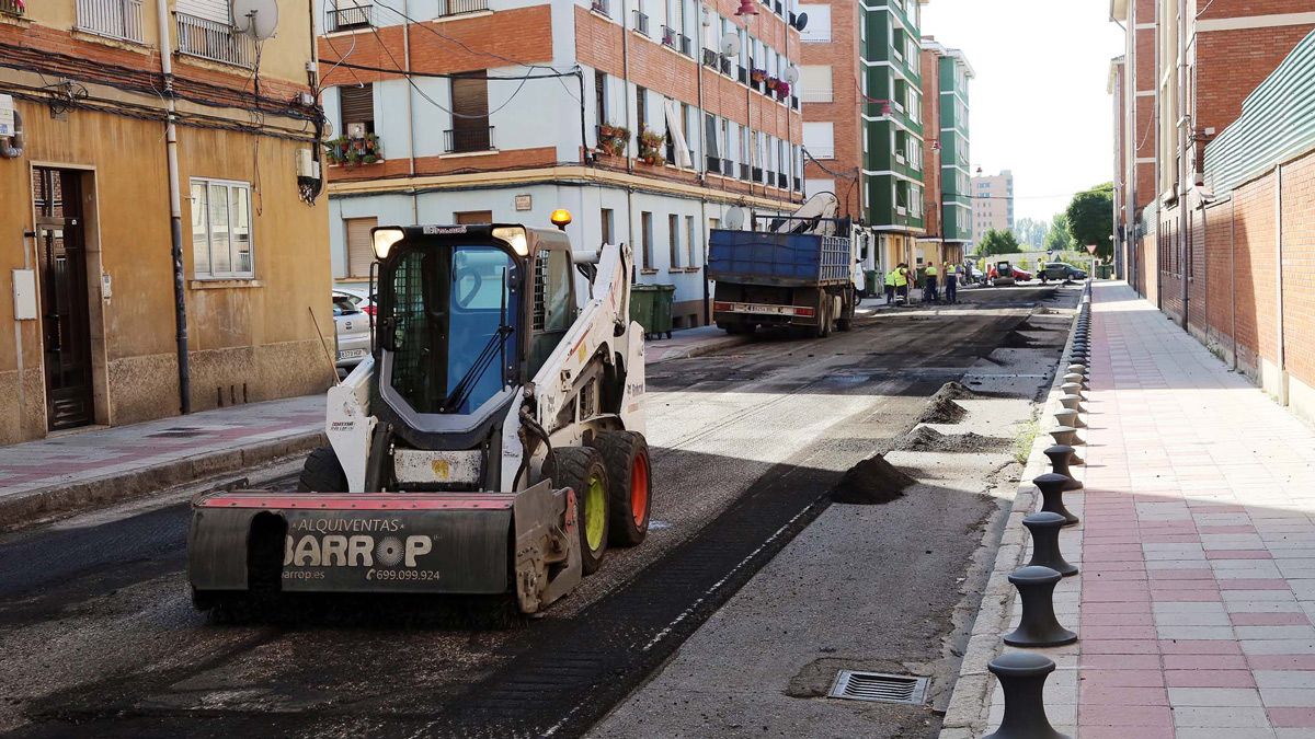 Imagen de archivo de obras de asfaltado en la ciudad de León. | L.N.C.