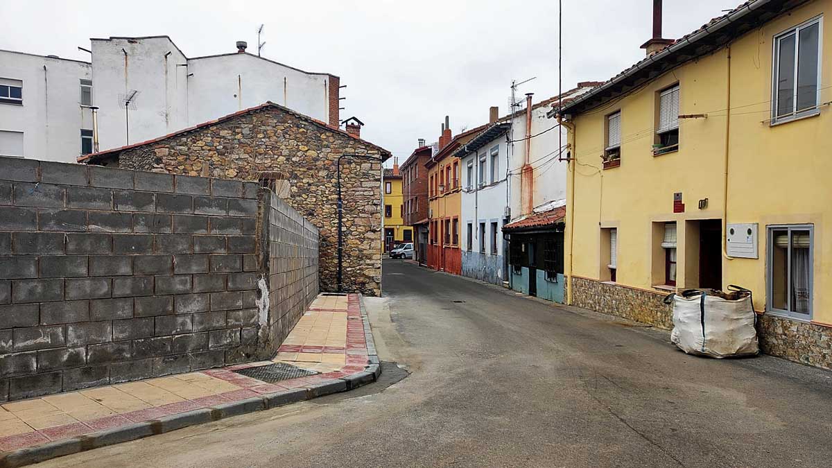 Vista de la calle La Fuente en la localidad leonesa de La Robla. | L.N.C.