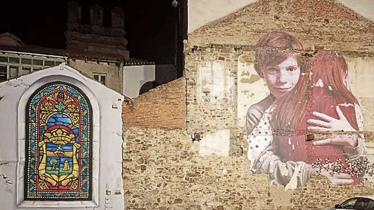 Fachada posterior del Consistorio de La Bañeza, con un mural. | L.N.C. Fachada posterior del Consistorio de La Bañeza, con un mural. | L.N.C.