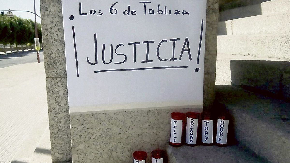 Pancartas y velas a las puertas del juzgado.