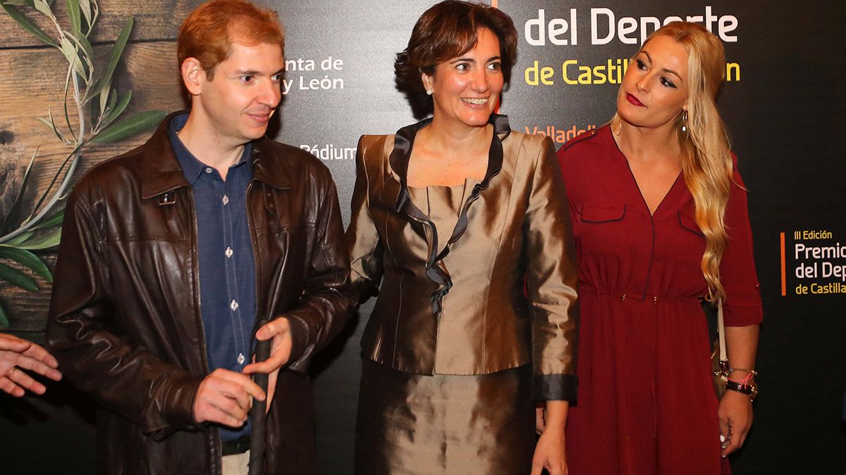 La consejera de Cultura y Turismo, Josefa García, junto al Premio Pódium al mejor deportista absoluto Lydia Valentín, y el ciclista invidente Carlos González, Premio Pódium deporte y discapacidad. | ICAL