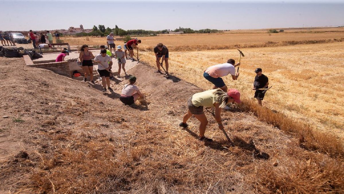 Jóvenes en un campo de trabajo voluntario en el extranjero, en una edición anterior del programa. | Ical