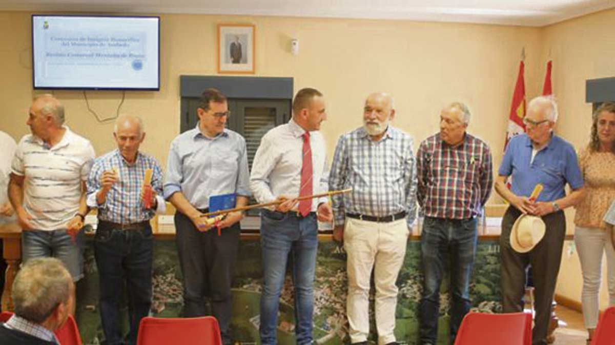 La Revista Comarcal también es noticia en sus propias páginas salmón al recibir la Insignia de Honor de Acebedo. | L.N.C.