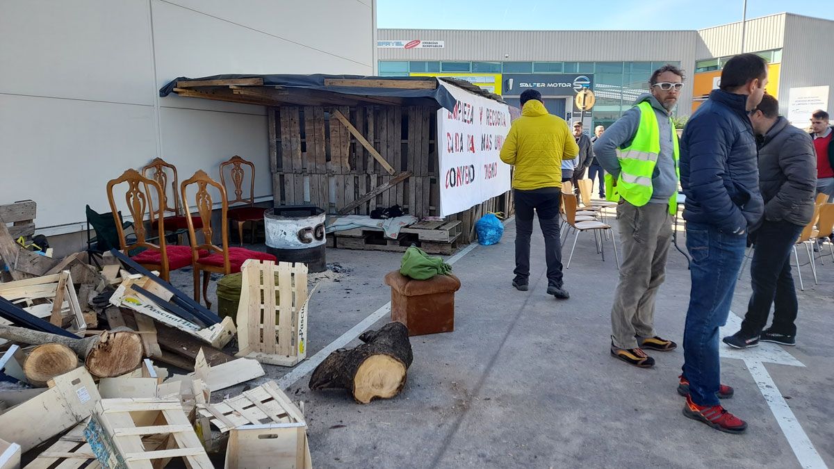 Los trabajadores están apostados a las puertas de FCC manteniendo los piquetes y la huelga. | MAR IGLESIAS