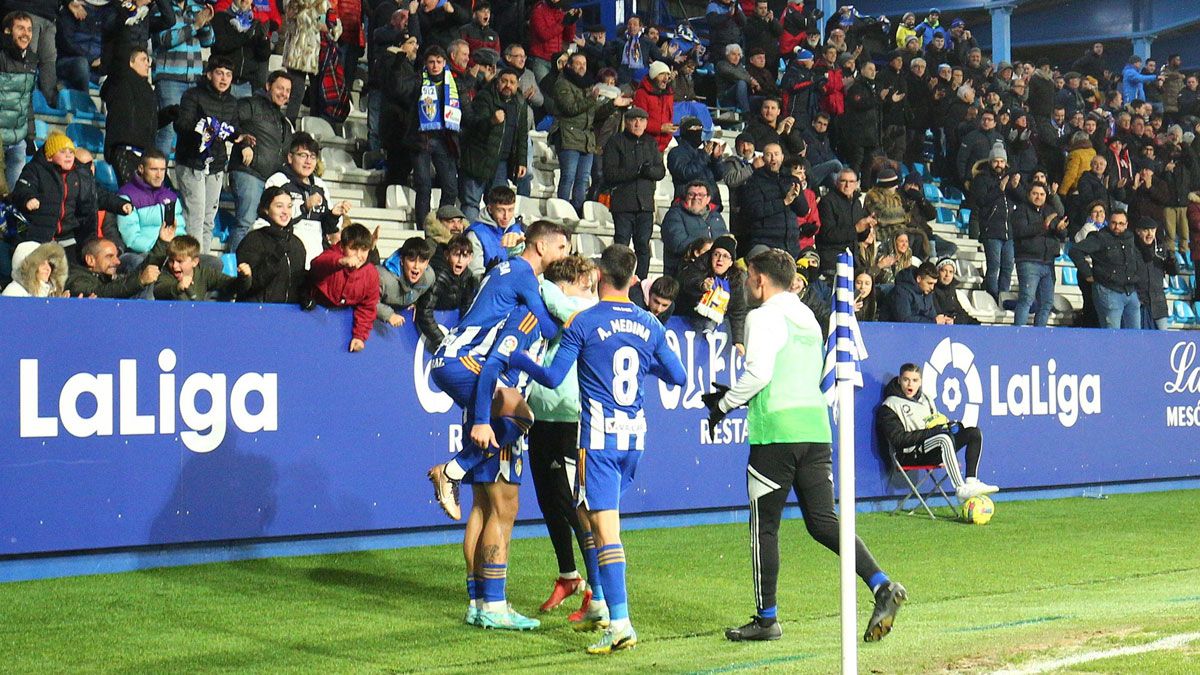 Los jugadores de la Deportiva celebran un gol con la afición. | SDP