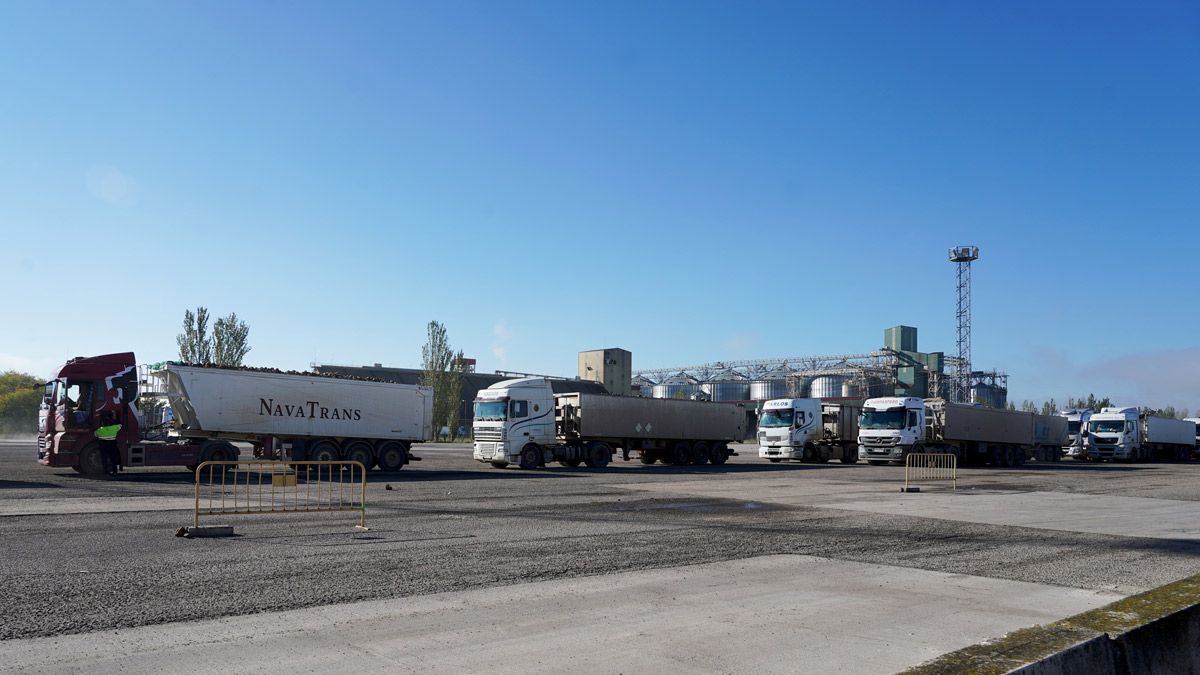 Camiones entregando remolacha en al fábrica de Acor en la localidad de Olmedo en la campaña finalizada. | ICAL