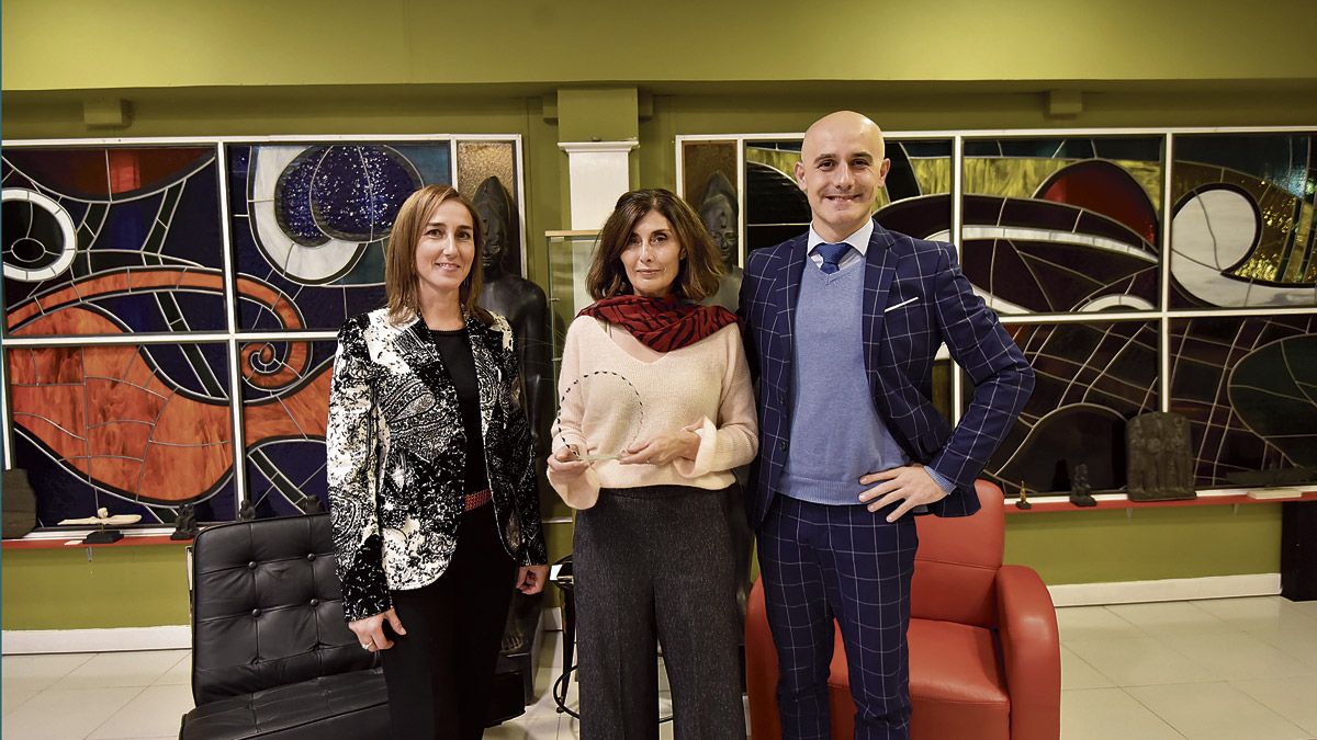Beatriz Cañas y Raúl López con Isabel Ampudia, premiada en 2019 en el apartado de Artes. | SAÚL ARÉN Beatriz Cañas y Raúl López con Isabel Ampudia, premiada en 2019 en el apartado de Artes. | SAÚL ARÉN