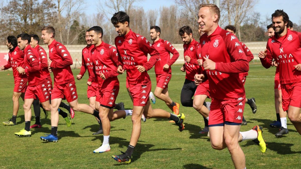 Álvarez, en el centro de la imagen, durante un entrenamiento. | CYDL