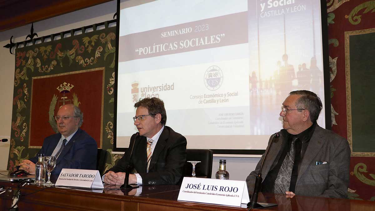 Cabero (i) junto a los coordinadores del seminario ‘Políticas sociales’. | L.N.C.