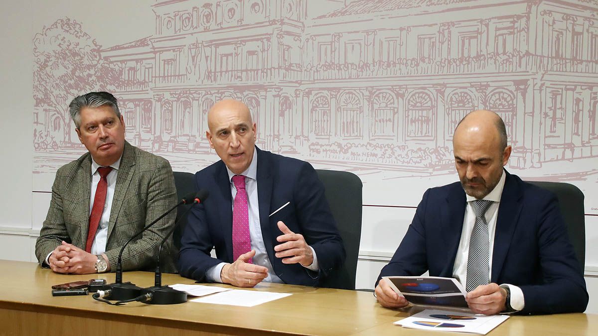 Luis Miguel García Copete, José Antonio Diez y Félix Ortega hicieron balance del contrato de mantenimiento. | PEIO GARCÍA (ICAL)