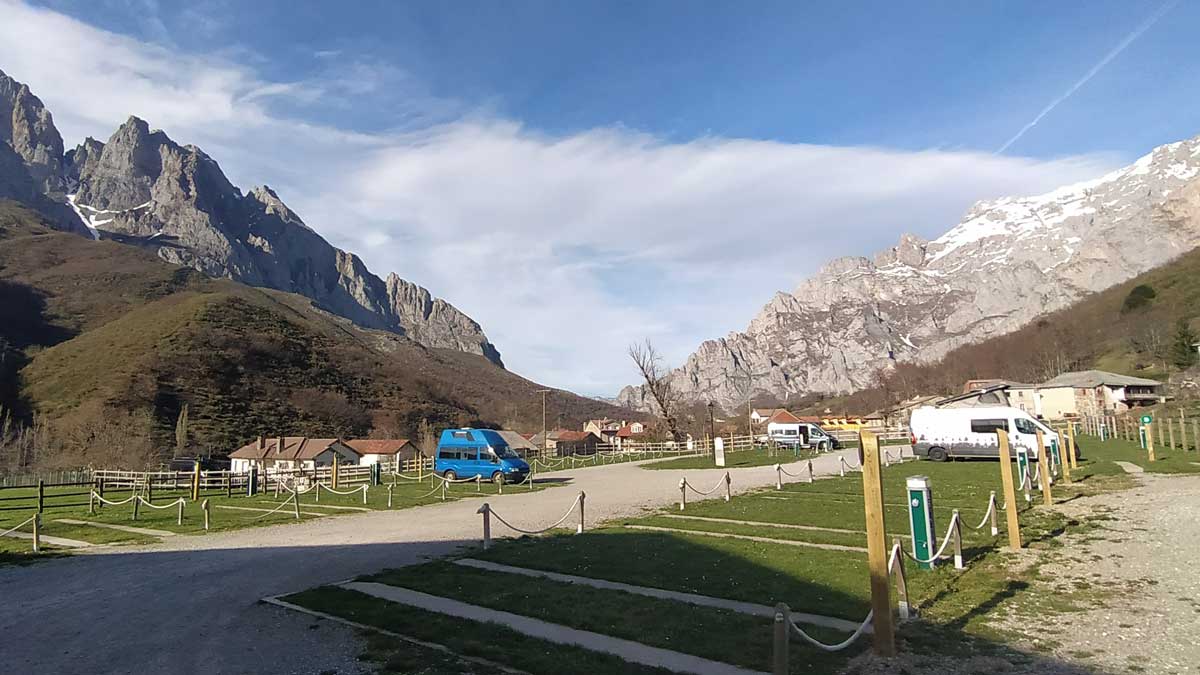 El área de autocaravanas de Posada de Valdeón. | L.N.C.