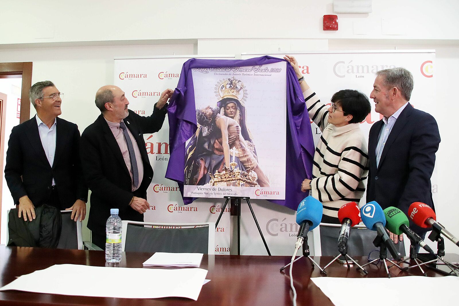 Descubrimiento del cartel promocional de la Cámara de Comercio para esta Semana Santa. | Peio García / ICAL