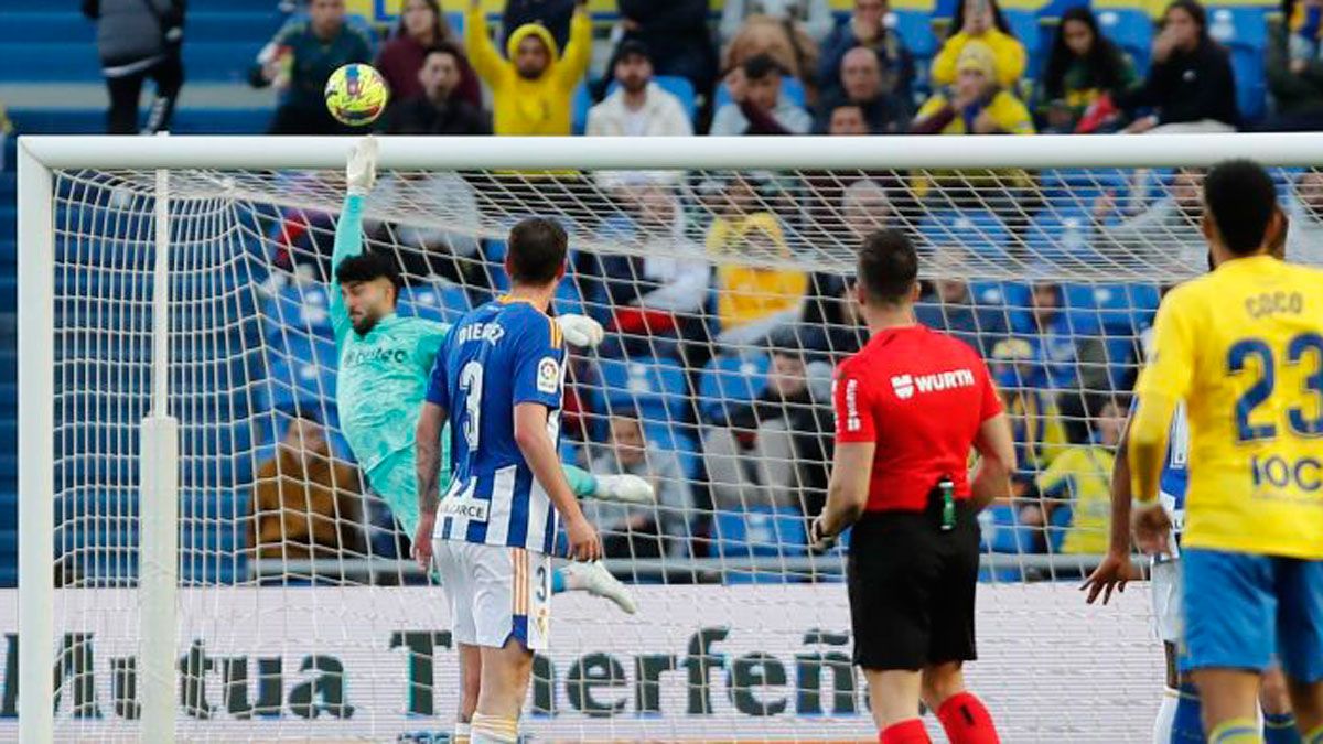 Amir vuela para hacer una parada frente a Las Palmas. | LALIGA