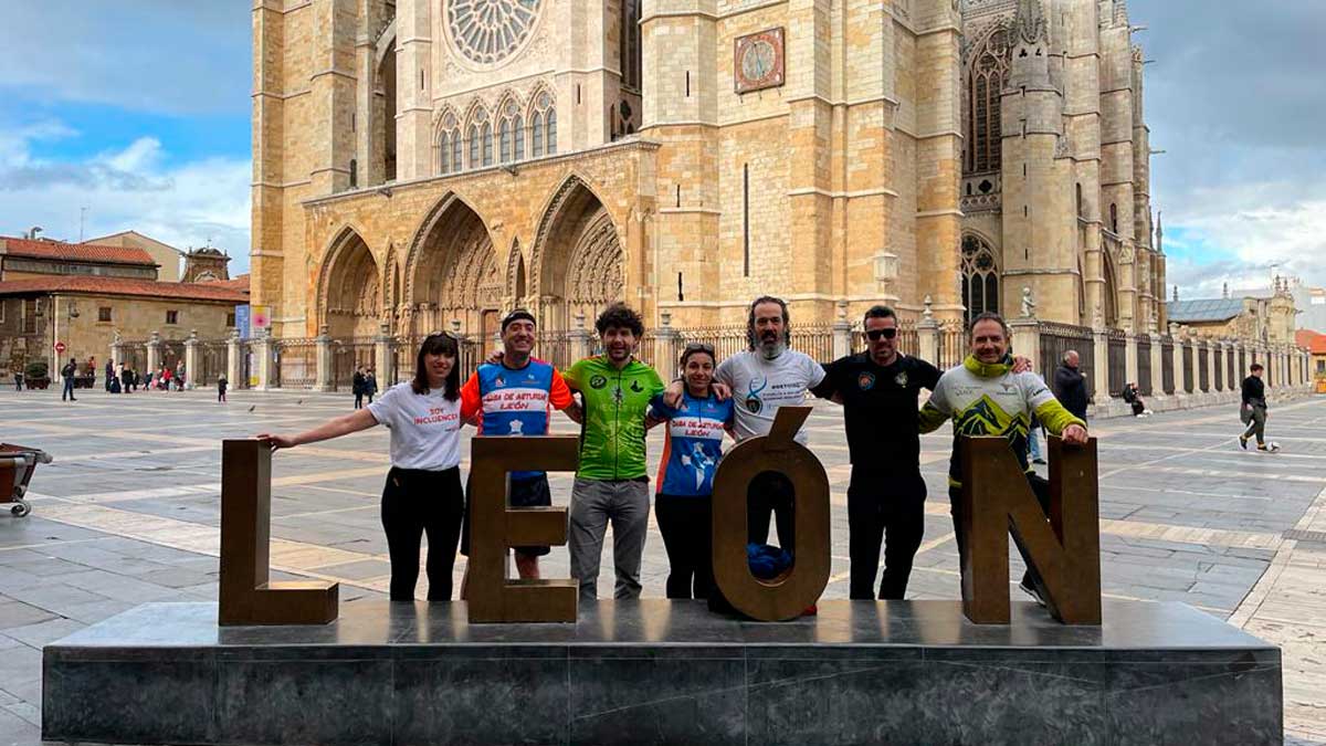 Grupo de relevo leonés que participará en la carrera. | L.N.C. Grupo de relevo leonés que participará en la carrera. | L.N.C.
