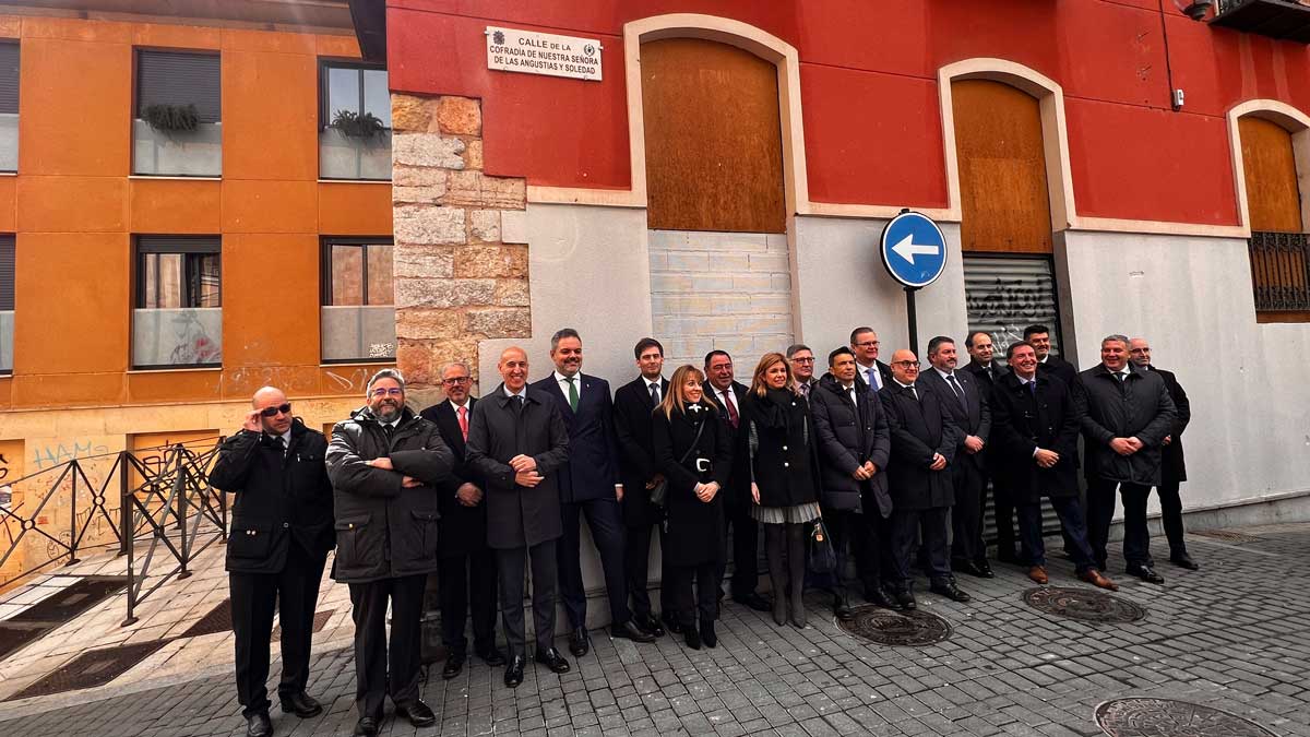 El alcalde y el abad descubren la placa. | L.N.C.