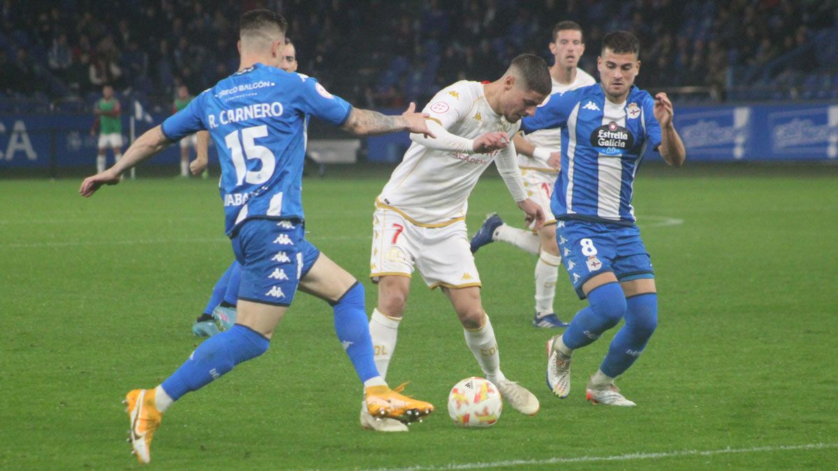 Alarcón, durante el partido de la primera vuelta en Riazor. | ISAAC LLAMAZARES