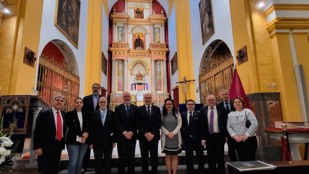 Miembros de la Junta Mayor de Cofradías y Hermandades en la iglesia de San Benito Abad de Sevilla. | L.N.C.