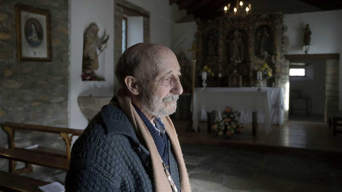 Isaac Núñez en la iglesia de Santa Marina de Torre, una de las 14 parroquias que atiende desde que ha llegado de Bolivia. | Reportaje fotográfico: Jesús F. Salvadores