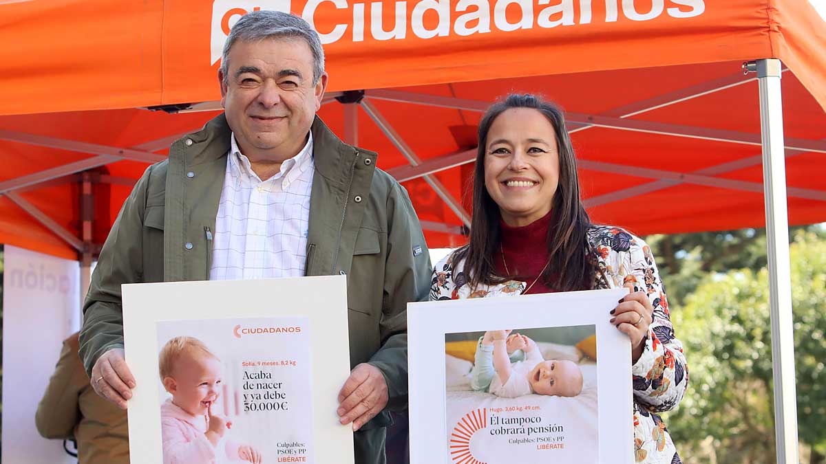 Gemma Villarroel junto al candidato a la alcaldía de León el 28M, Justo Fernández. | Peio García / ICAL