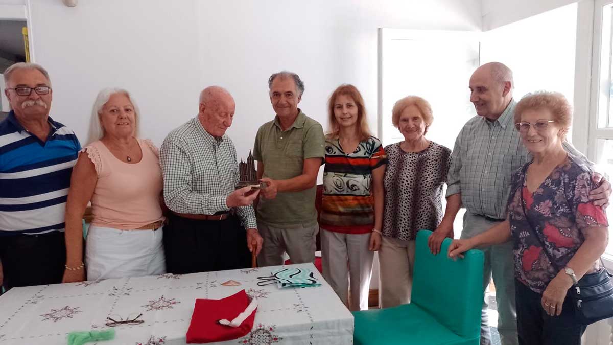 Luis Vázquez Alonso, acompañado por miembros de la asociación. | L.N.C.