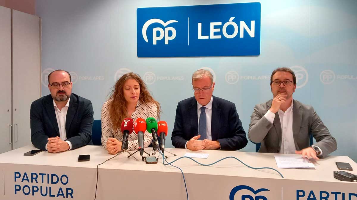 La presidenta del PP de León, Esther Muñoz, acompañada de miembros del partido. | L.N.C.