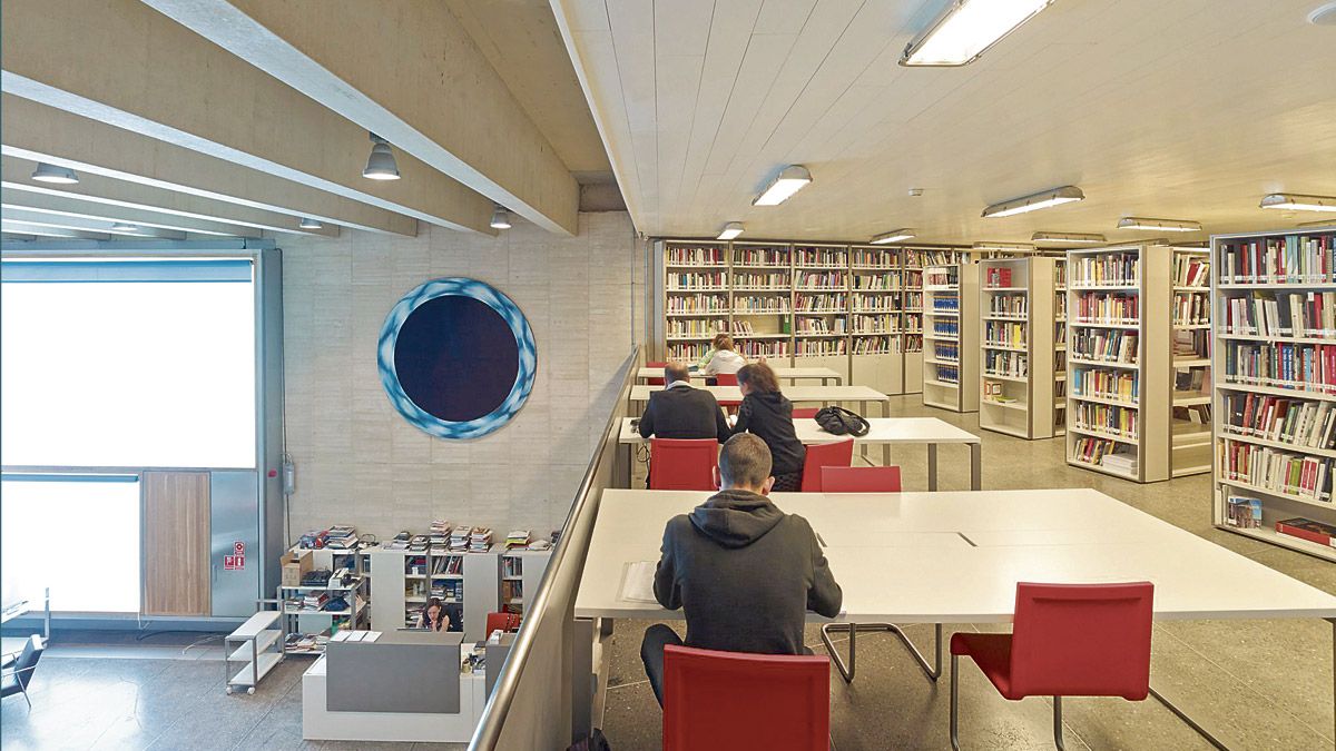 Vista de la Biblioteca-Centro de Documentación que lleva el nombre de Araceli Corbo. | MUSAC