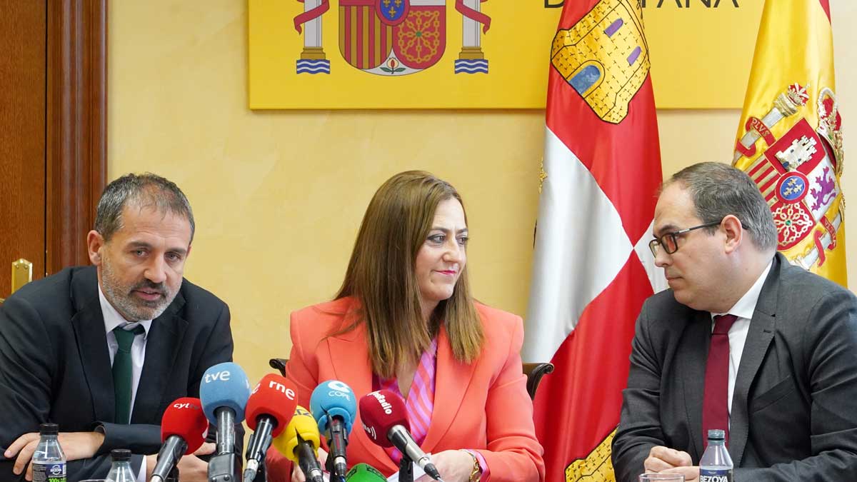 Xabier Fortes, Virginia Barcones y José Antonio Sebastián durante el acto celebrado este lunes en Valladolid. | MIRIAM CHACÓN / ICAL