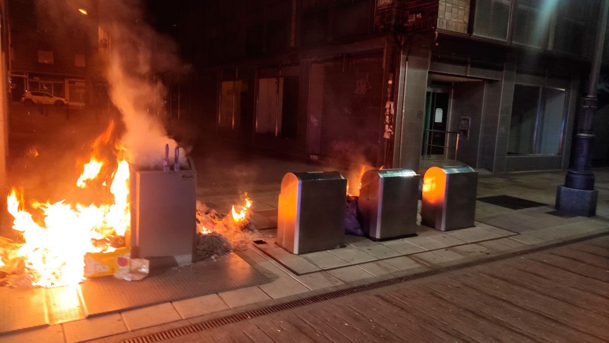 Uno de los contenedores quemados por la noche en Ponferrada.