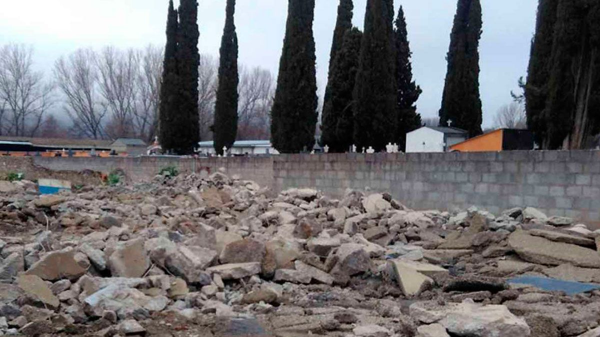 Trabajos de demolición de la ampliación ilegal del cementerio en Cacabelos.