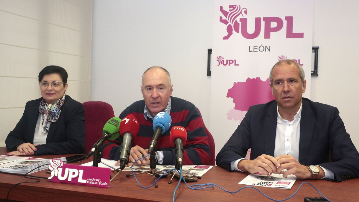 Teresa Fernández, Eduardo López Sendino y Enrique Valdeón. | CAMPILLO (ICAL) Teresa Fernández, Eduardo López Sendino y Enrique Valdeón. | CAMPILLO (ICAL)