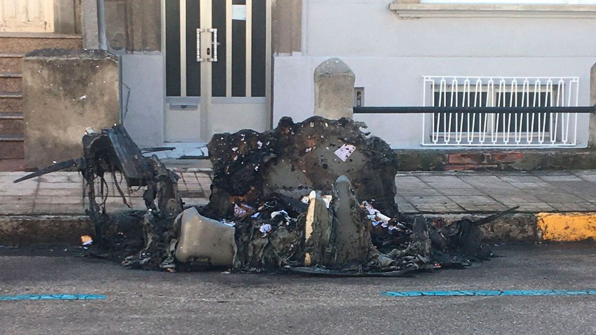 Restos de algunos contenedores quemados en los actos vandálicos de estos días. Restos de algunos contenedores quemados en los actos vandálicos de estos días.