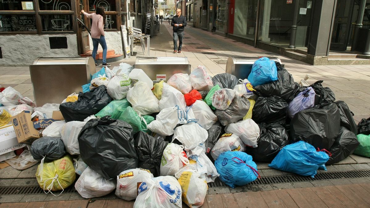 Restos de basura se agolpan por las calles de la ciudad.