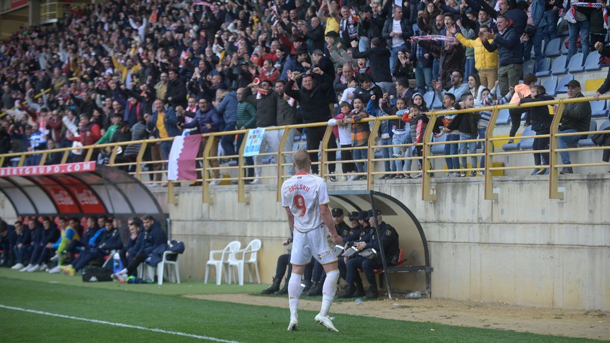 Obolskii celebra el gol de Tarsi con la grada. | JESÚS F. SALVADORES Obolskii celebra el gol de Tarsi con la grada. | JESÚS F. SALVADORES