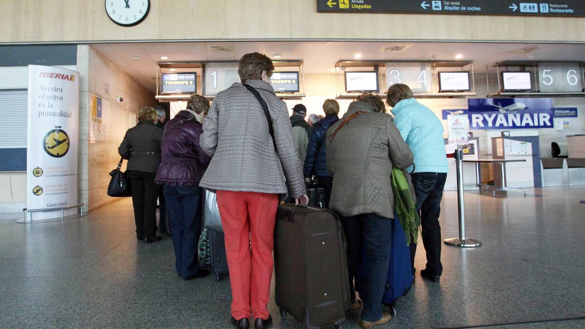 Varias jubiladas esperan a facturar sus equipajes para viajar a Tenerife gracias a los vuelos del Imserso. | ICAL