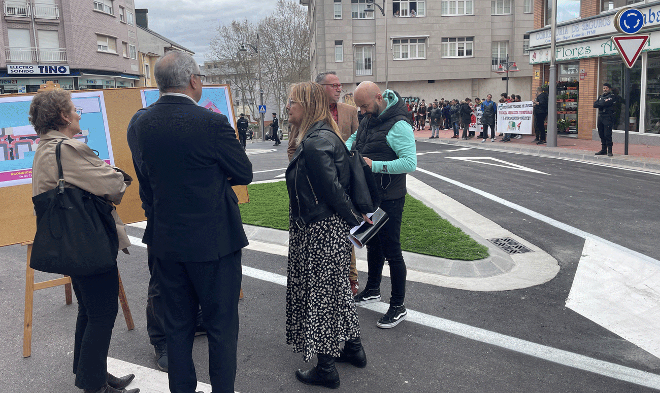 Presentación de la glorieta con el alcalde a la izquierda y los huelguistas al fondo de la imagen. | JAVIER FERNÁNDEZ