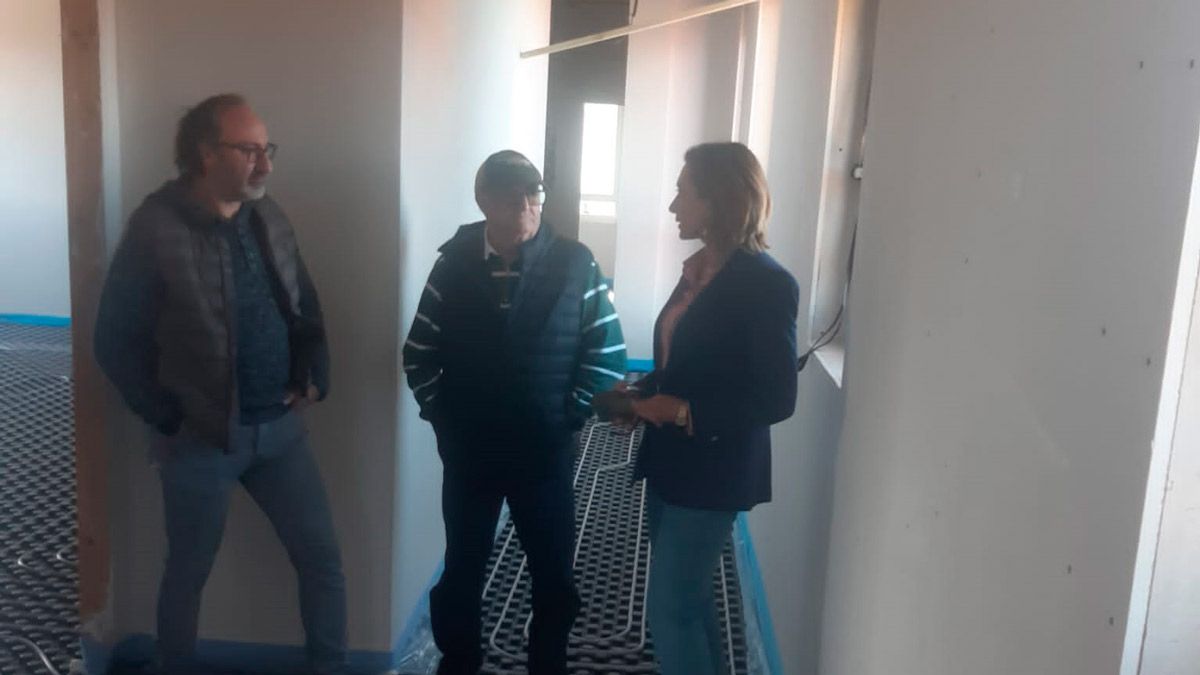 Alicia Gallego visitando las obras junto a otros dos concejales. | L.N.C.