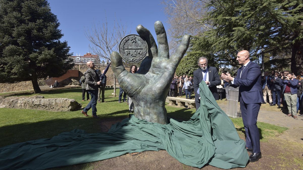 Antolín Álvarez Chamorro, Luciano Díez y José Antonio Diez descubrieron la escultura. | SAÚL ARÉN