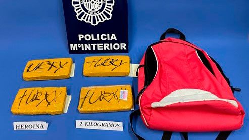 Heroína que transportaba el detenido en una mochila. | POLICIA