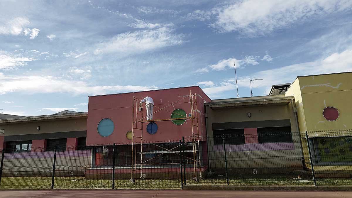 Trabajos para el pintado de la fachada de la escuela infantil PequeCoyanza. | L.N.C.