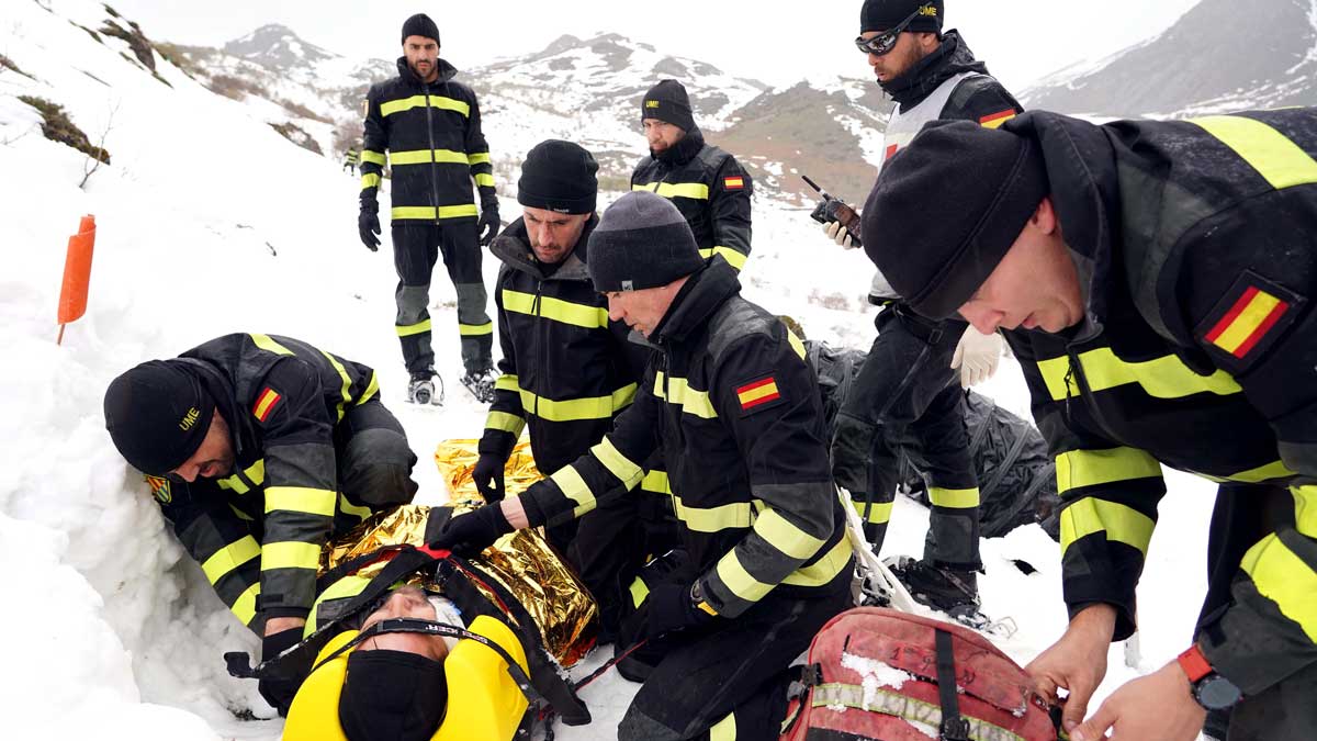 Ejercicio de instrucción de rescate de víctimas cerca de Pajares. | MIRIAM CHACÓN / ICAL