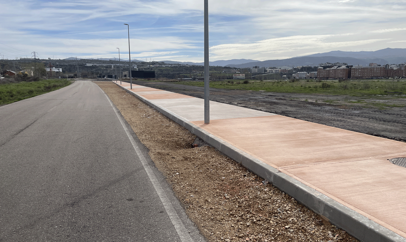 Nueva acera en la avenida Monte Medulio. | Javier Fernández