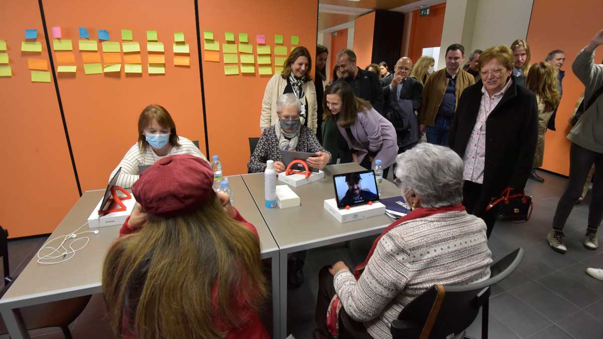 La ministra Ione Belarra visita el Credei en León. | SAÚL ARÉN