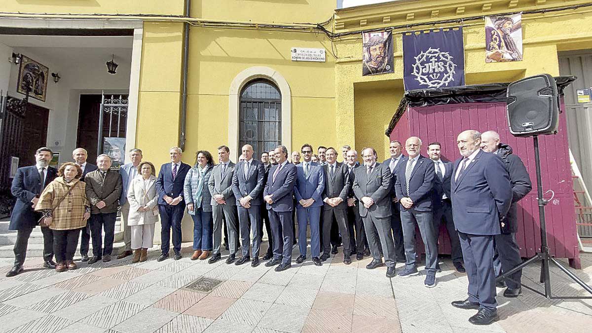 Foto de familia de los participantes en el acto para descubrir la placa. | L.N.C.