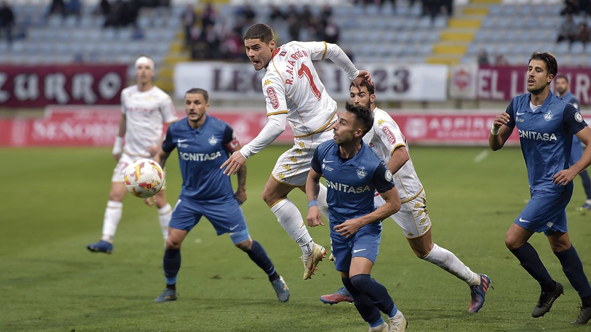 Alarcón peina un balón entre defensores del Sanse. | SAÚL ARÉN