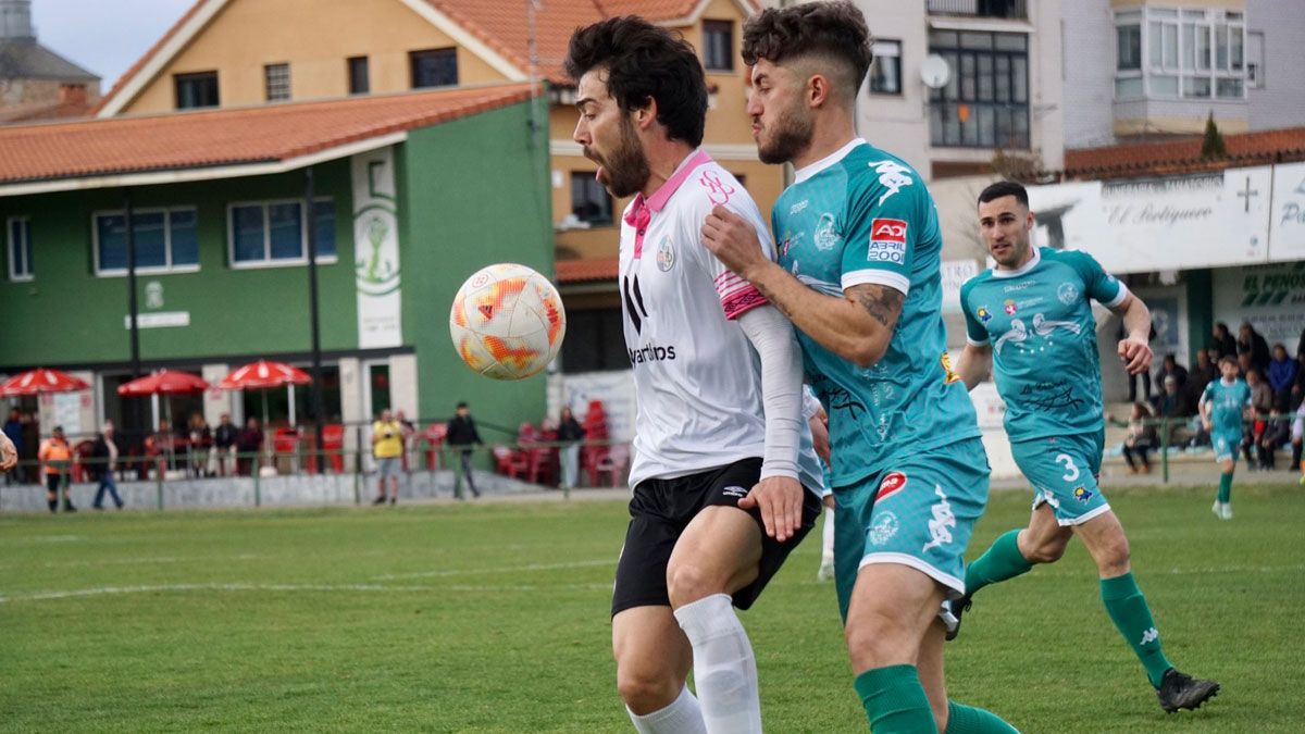 Un lance del choque disputado en La Eragudina. | SALAMANCACFUDS