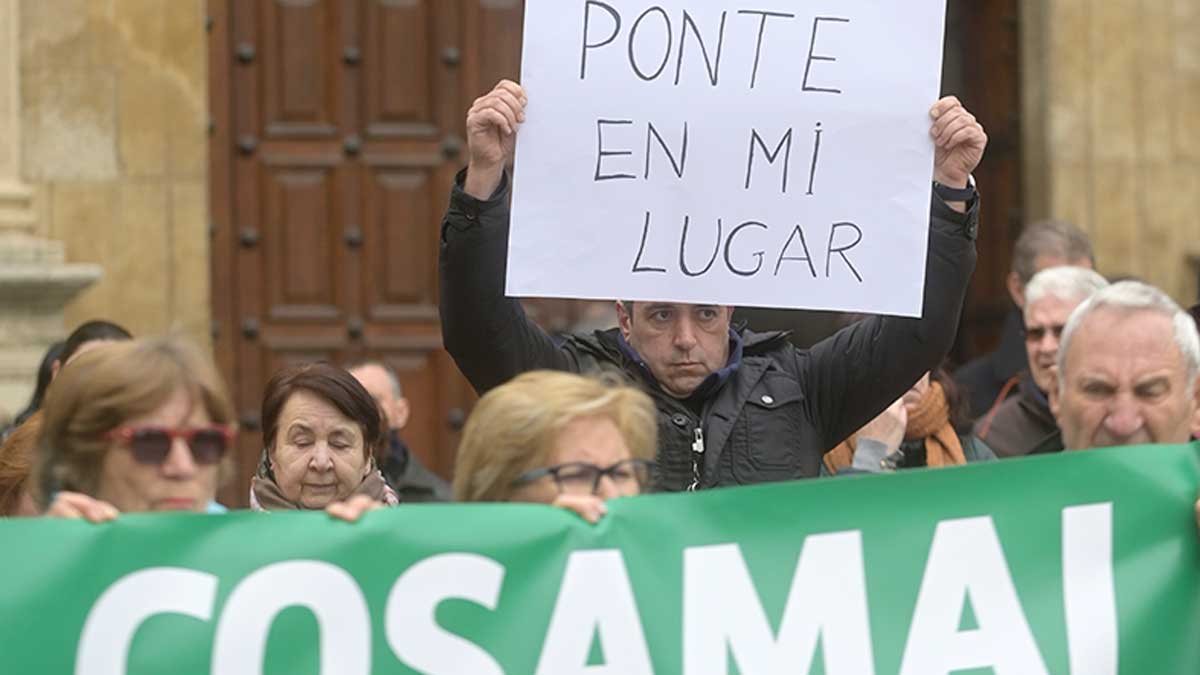 Los familiares de los usuarios de Cosamai se manifestaron en León a principios de marzo. | JESÚS F. SALVADORES