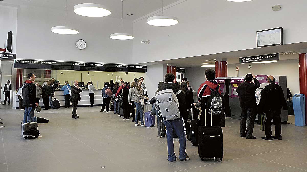 Vestíbulo de la estación de trenes de la capital leonesa. | MAURICIO PEÑA